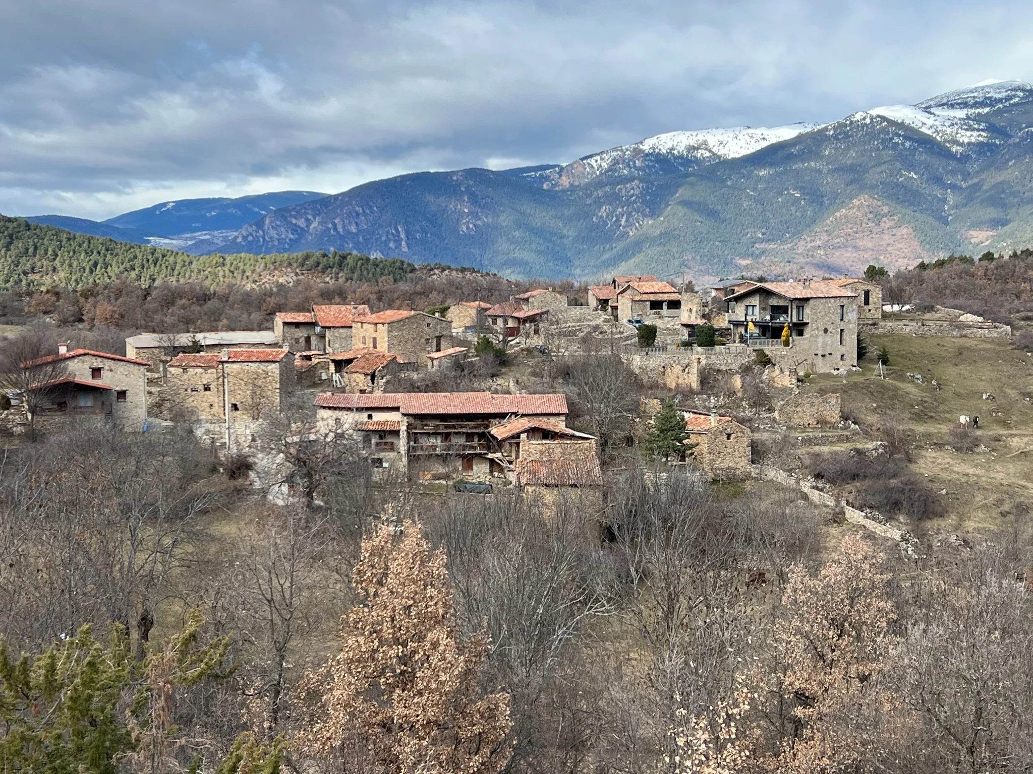 Vista del poble de Béixec i les muntanyes