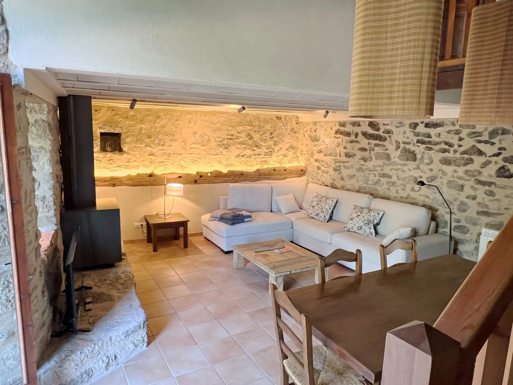 Sala de Cal Toni, casa centenària de pedra a la Cerdanya